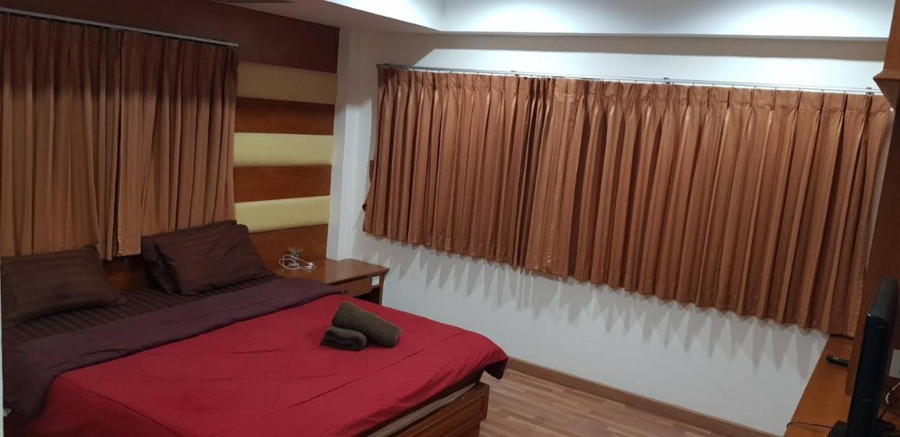 Jolly Guesthouse & Restaurant Pattaya Exteriör bild