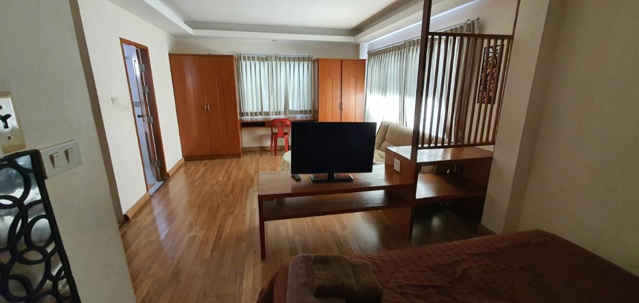 Jolly Guesthouse & Restaurant Pattaya Exteriör bild