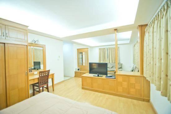 Jolly Guesthouse & Restaurant Pattaya Exteriör bild