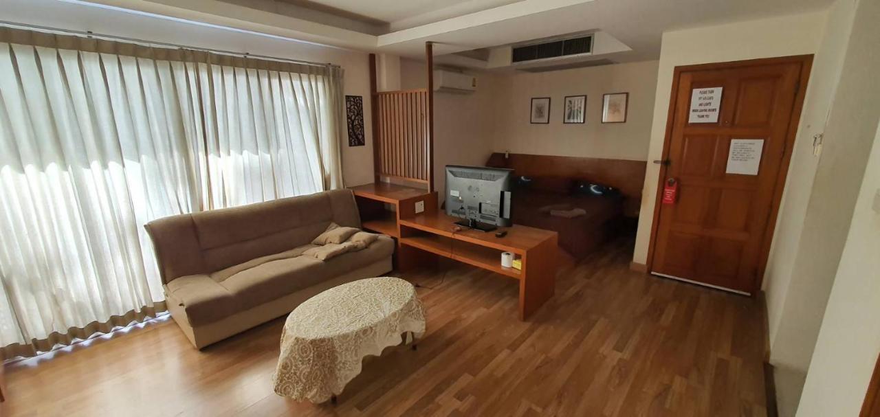 Jolly Guesthouse & Restaurant Pattaya Exteriör bild
